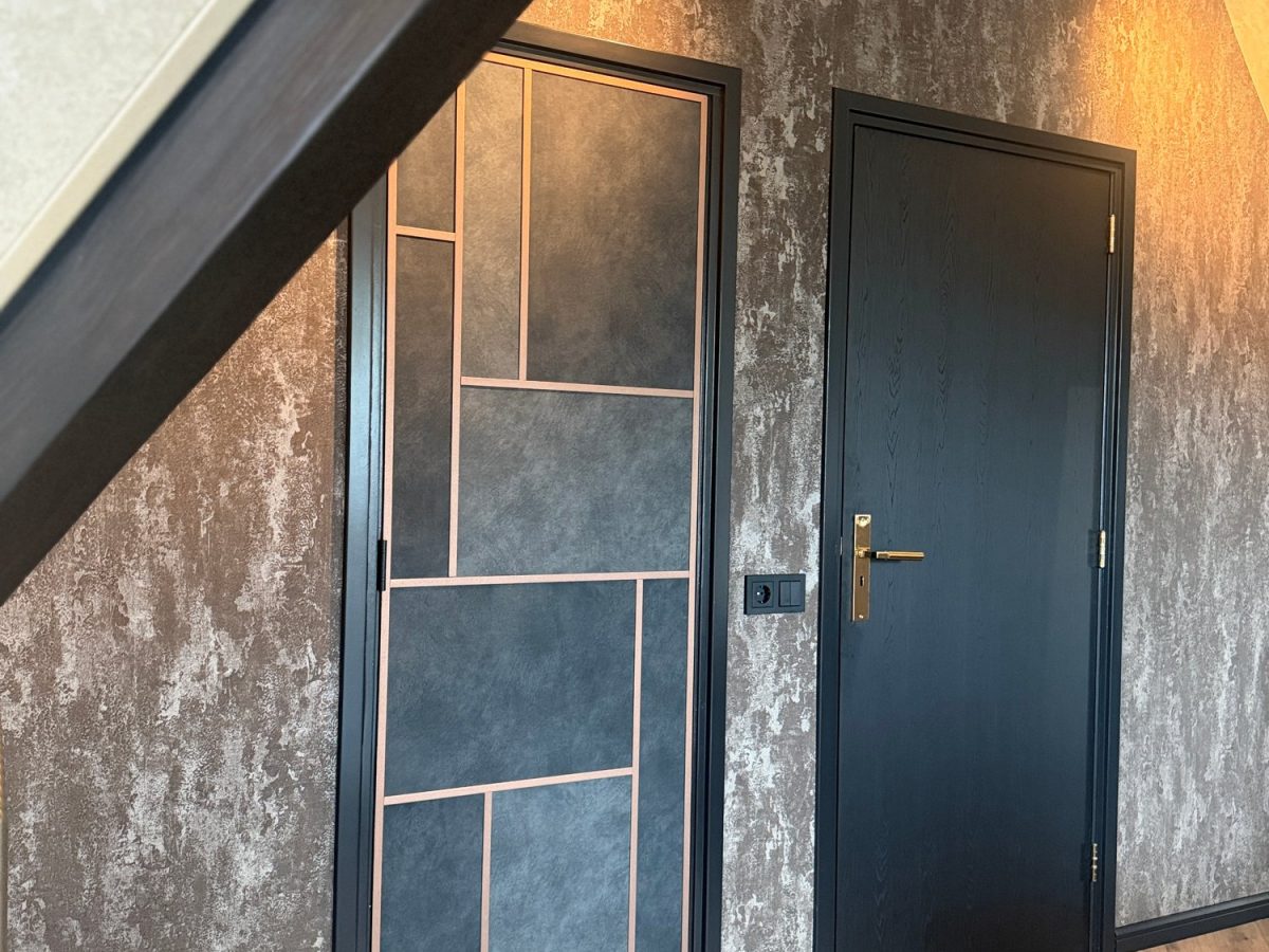 Wandbekleding met structuur en paneeldeur in een entree – VORMule interieurontwerp